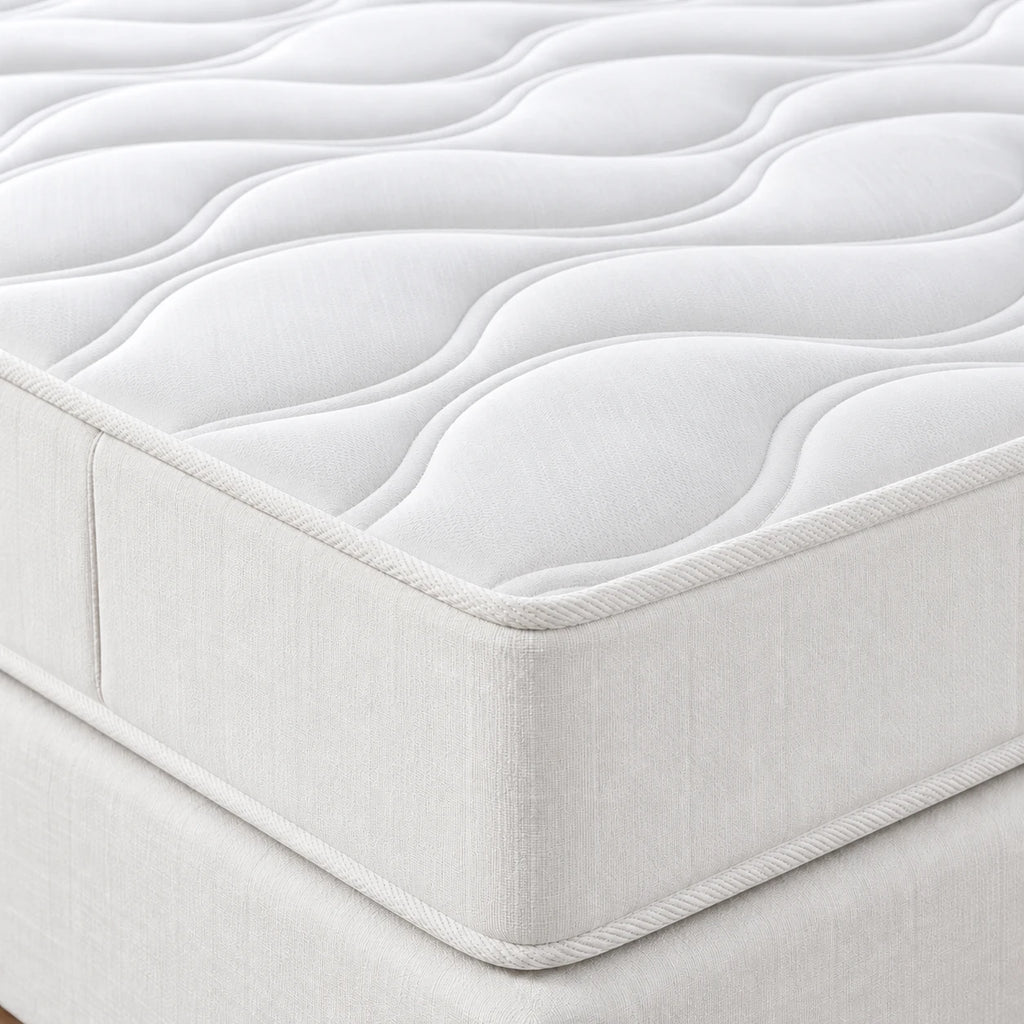 Gros plan sur le dessus matelassé à motifs ondulés du matelas 120x190 blanc